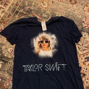 Taylor Swift 1989 tour merch t-shirt